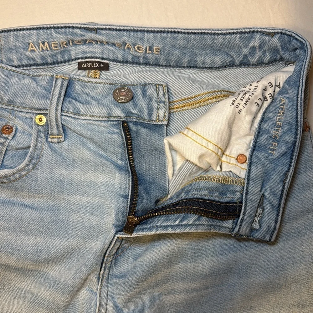 American Eagle Outfitters Men's Athletic Fit Light Wash Jeans Size 28x32 NWOT